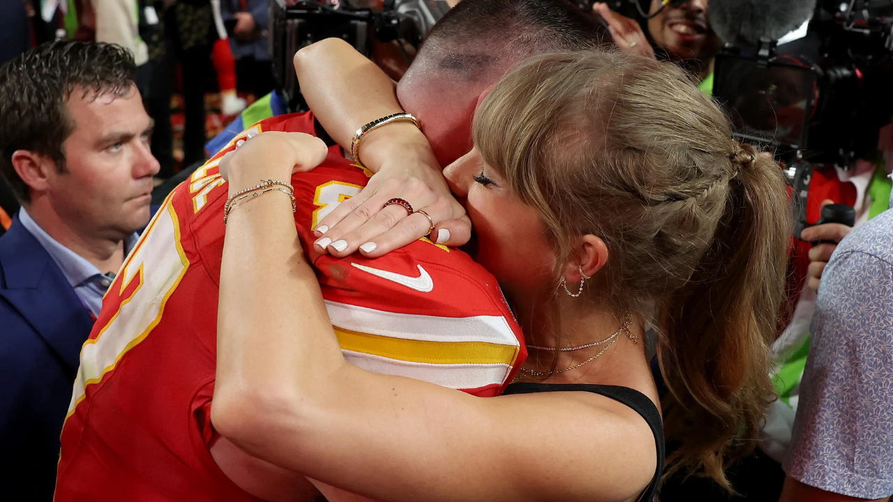 Taylor Swifts Hugs Travis Kelce After Match