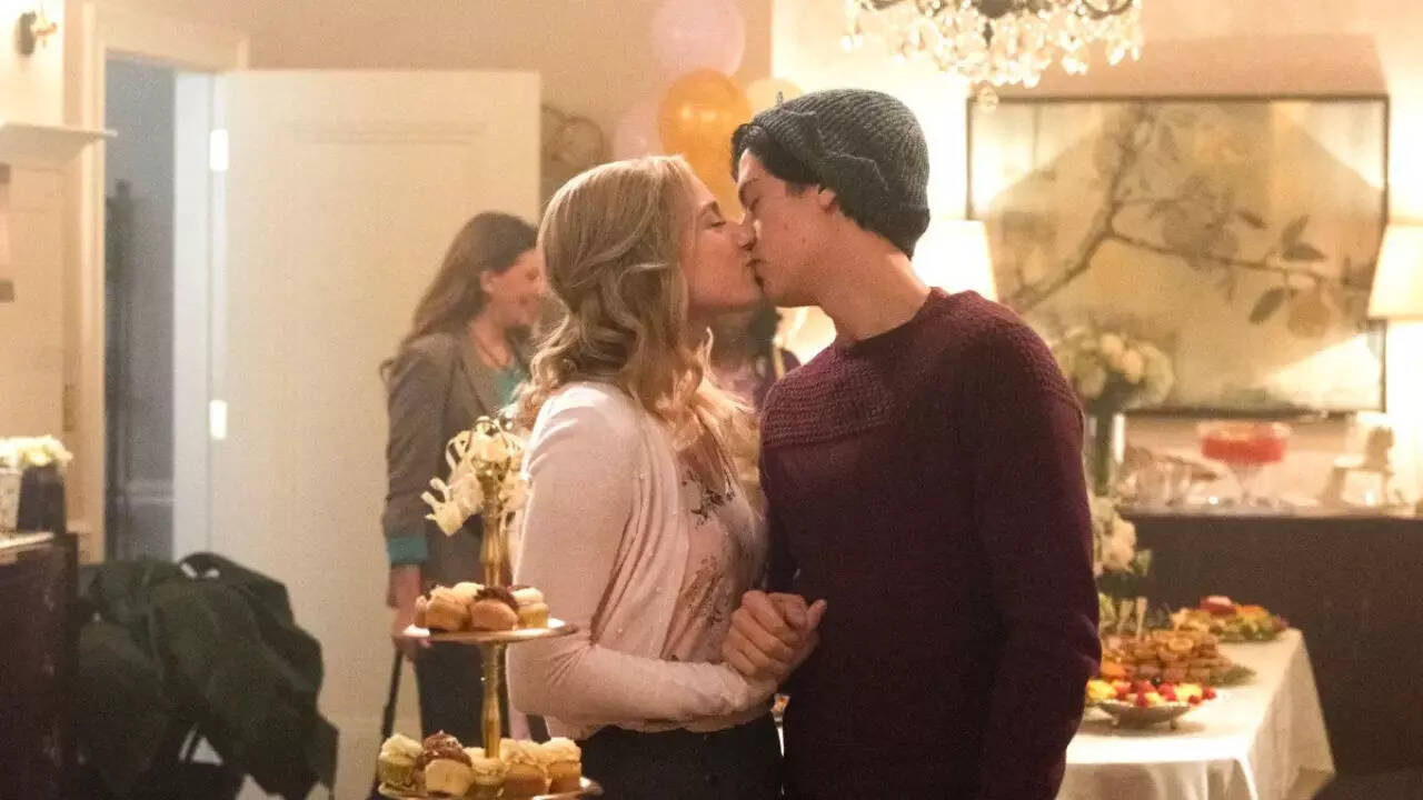 Lili Reinhart And Cole Sprouse  In Riverdale