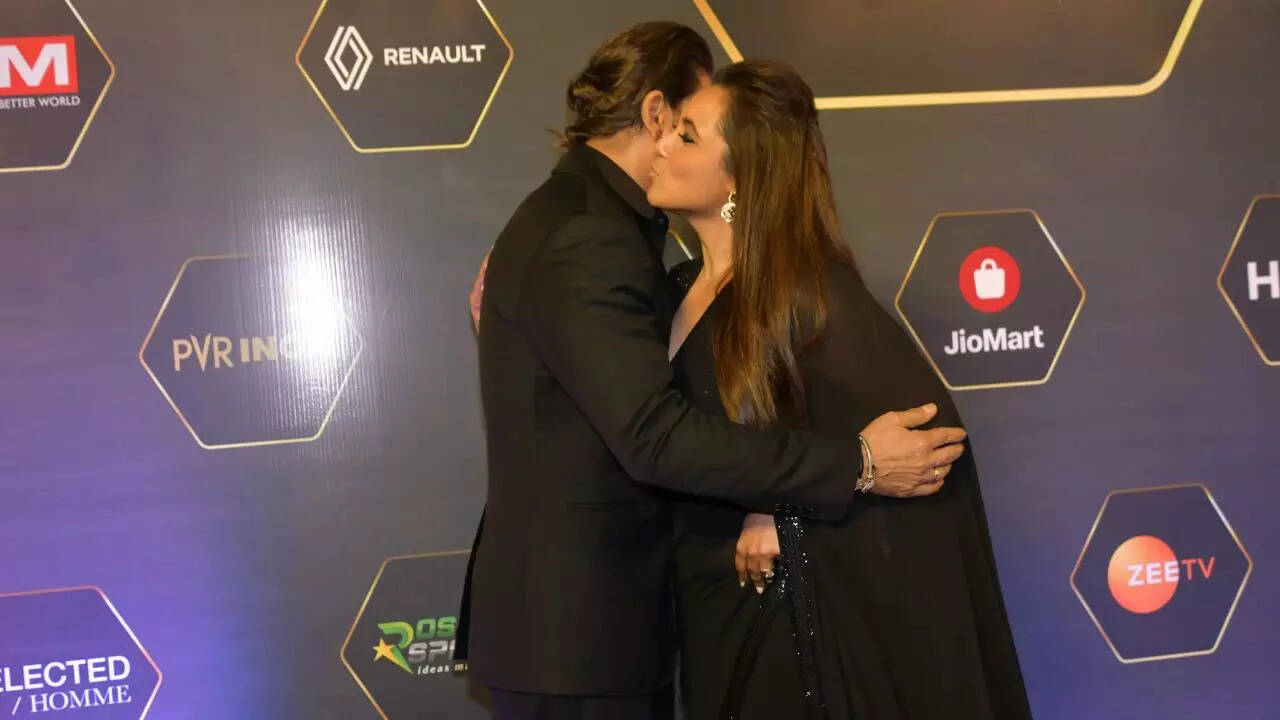 Shah Rukh Khan And Rani Mukerji Hugging Each Other