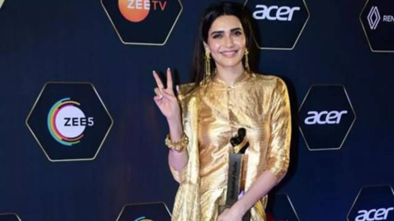 Karishma Tanna Wins  Best Actress in a Web Series Award