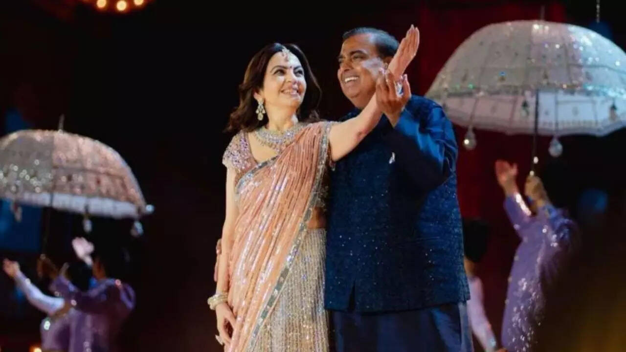 Nita And Mukesh Ambani Dance To Pyaar Hua Ikraar Hua 