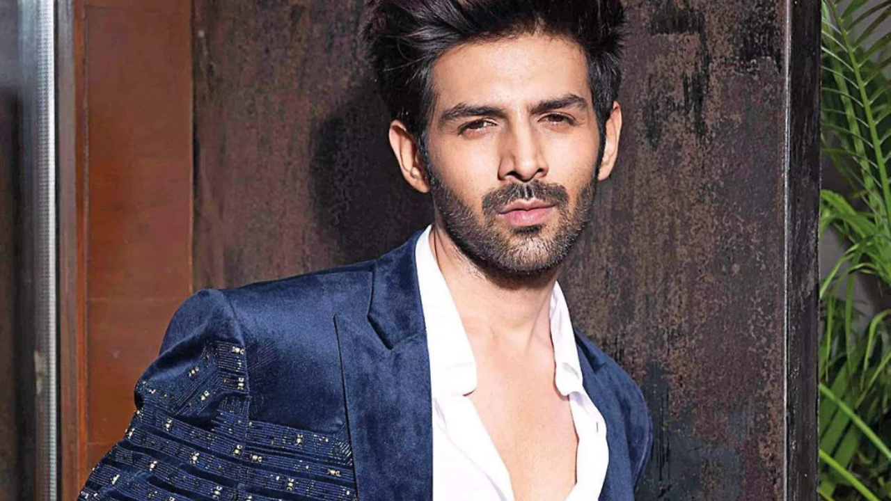 Kartik Aaryan Steps In to Protect Fan from Being Overwhelmed by ...