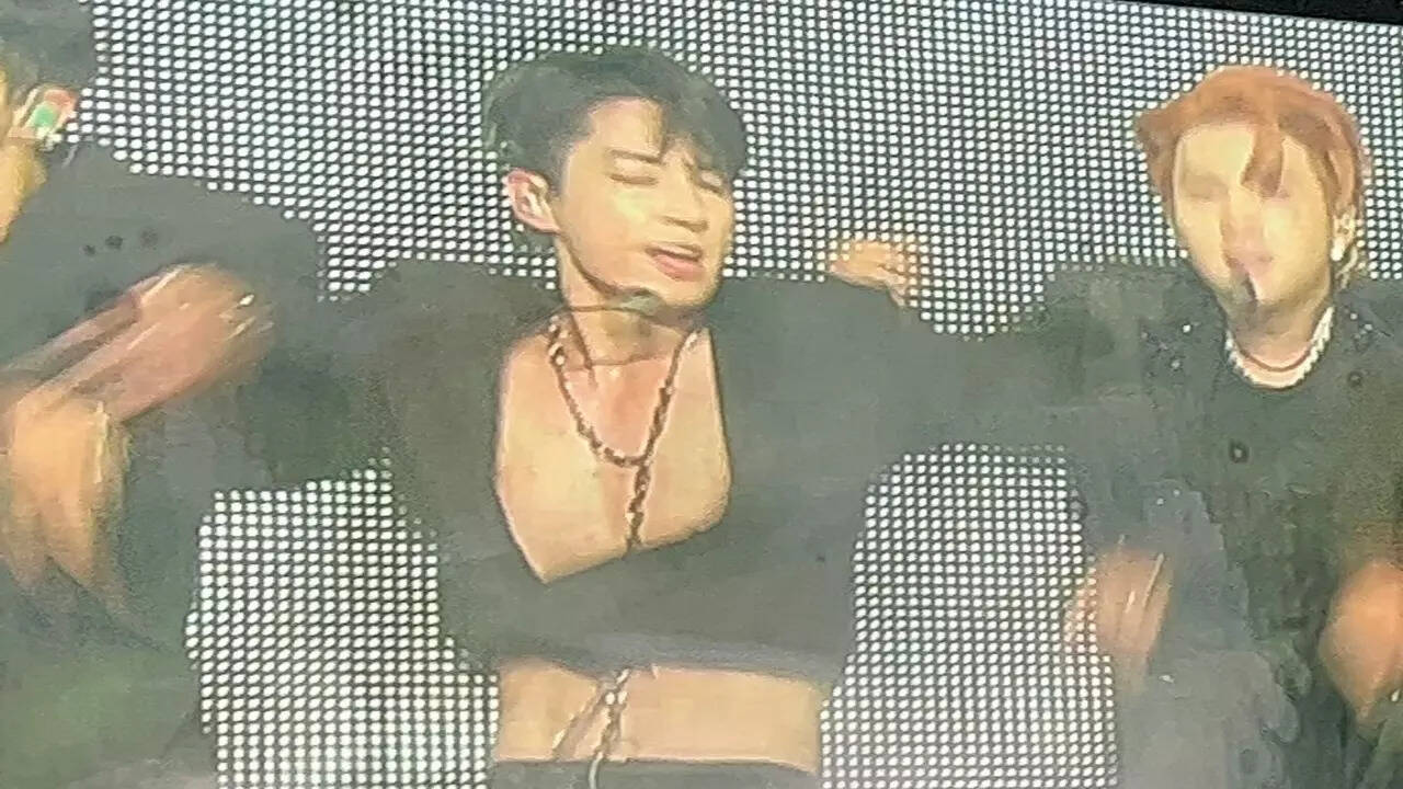 Jungkook: Crop top Jungkook is back! The BTS maknae leaves ARMY ...