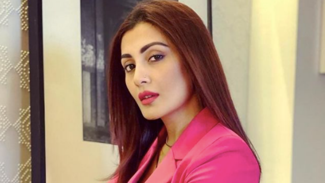 Rimi Sen files FIR after being defrauded of Rs 4.14 crore | Zoom TV