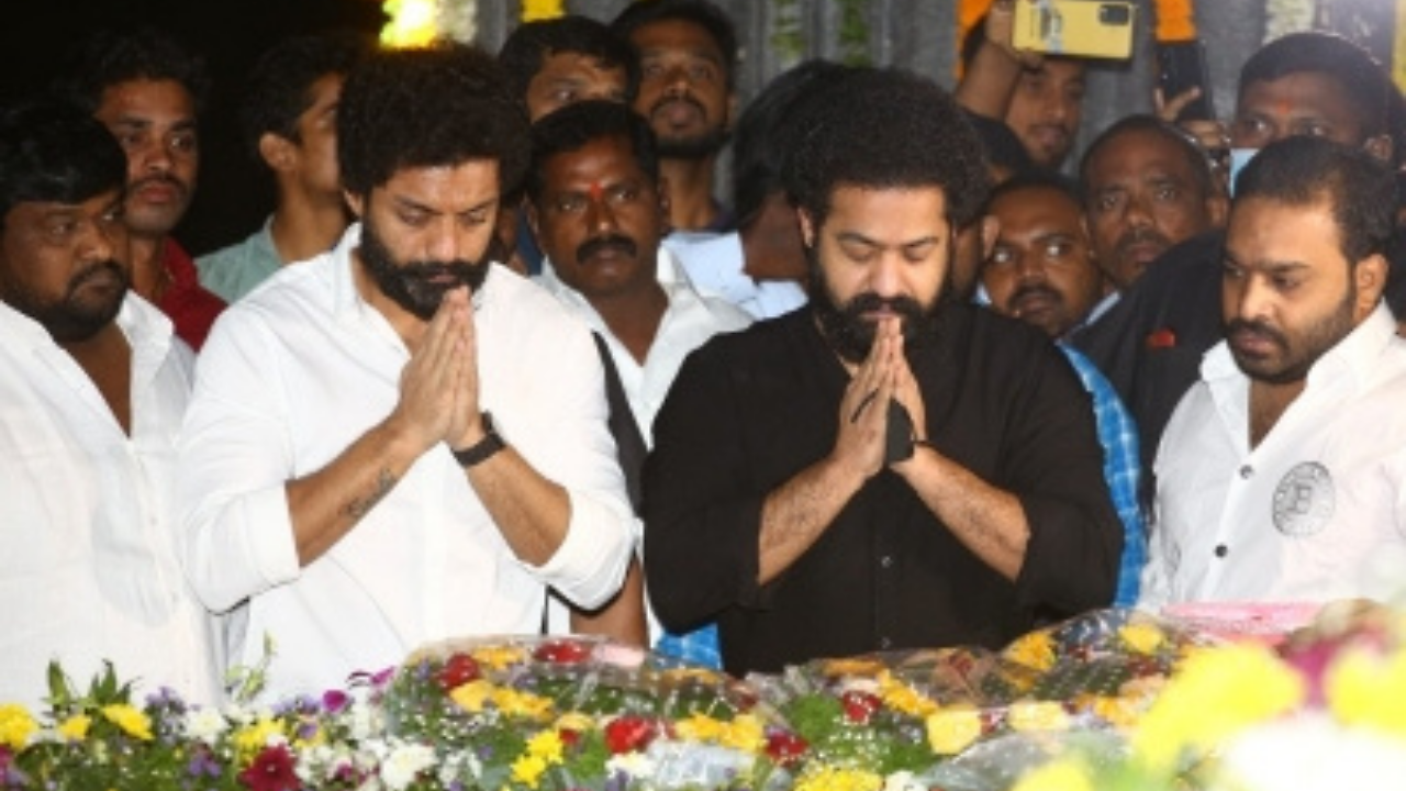 Jr NTR pays homage to his grandfather NT Rama Rao by visiting NTR Ghat ...