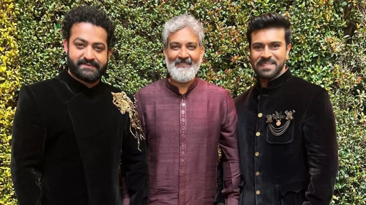 RRR actors Ram Charan and Jr. NTR hugs each other when Naatu Naatu wins ...