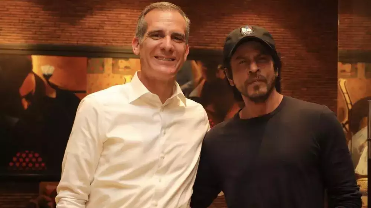 Shah Rukh Khan hosts US Ambassador Eric Garcetti at Mannat