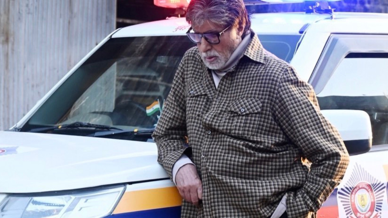 ARRESTED! Amitabh Bachchan Poses With Mumbai Police Vehicle. Netizens Say 'Don Ko Pakadna Mushkil Hi Nahi Namumkin Hai'