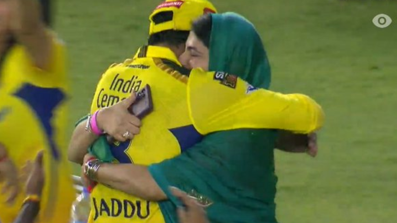 Ravindra Jadeja hugging his wife