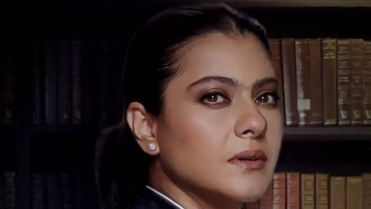 Netizens SLAMS Kajol's Publicity Stunt For The Trial (Image Credit: Twitter)