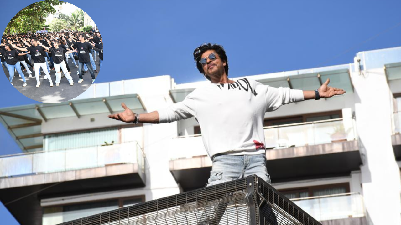 Pathaan TV Premiere: Shah Rukh Khan Enthralls Excited Fans Outside Mannat, Performs Jhoome Jo Pathaan Hook Step