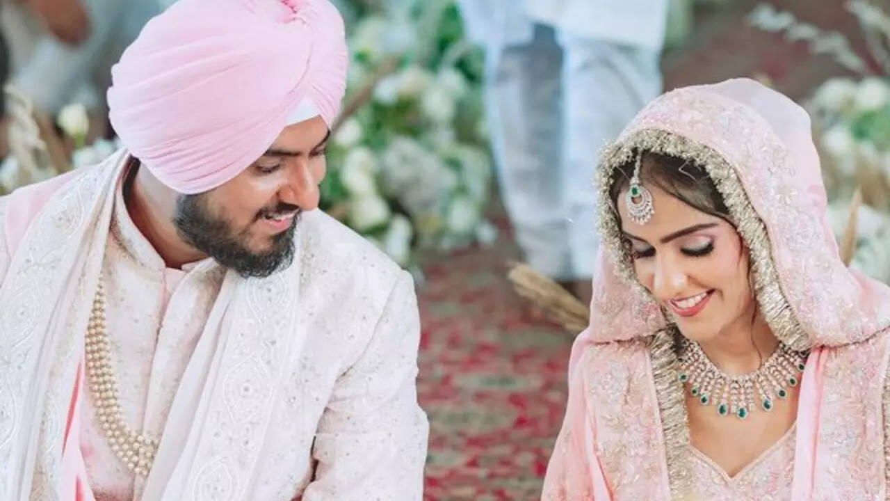 Asees Kaur Ties The Knot With Composer Goldie Sohel. Check Out Bride, Groom's FIRST Pics From Dreamy Wedding