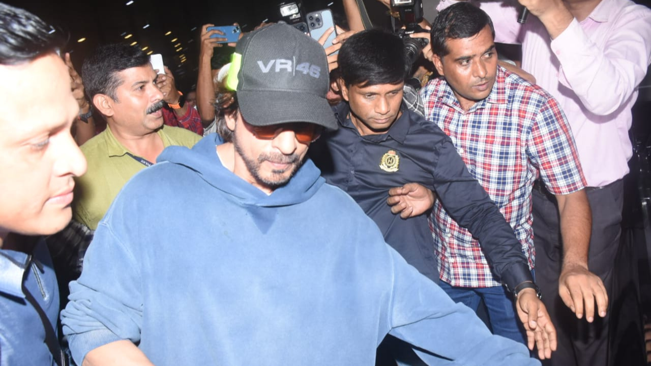 Shah Rukh Khan Looks Dapper In Casuals Upon Arrival At Airport Amid News Of Nose Injury. WATCH