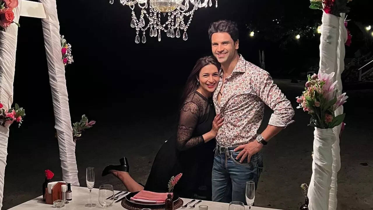 Divyanka Tripathi, Vivek Dahiya Celebrate Wedding Anniversary With Romantic Dinner Date On Beach. Fans Are All Heart