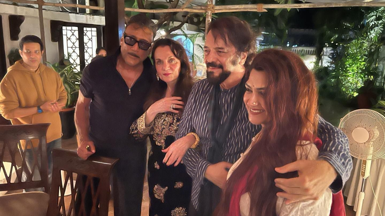 Mumtaz Meets Akbar Khan, Reena Roy, Jackie Shroff. Flies To Nairobi