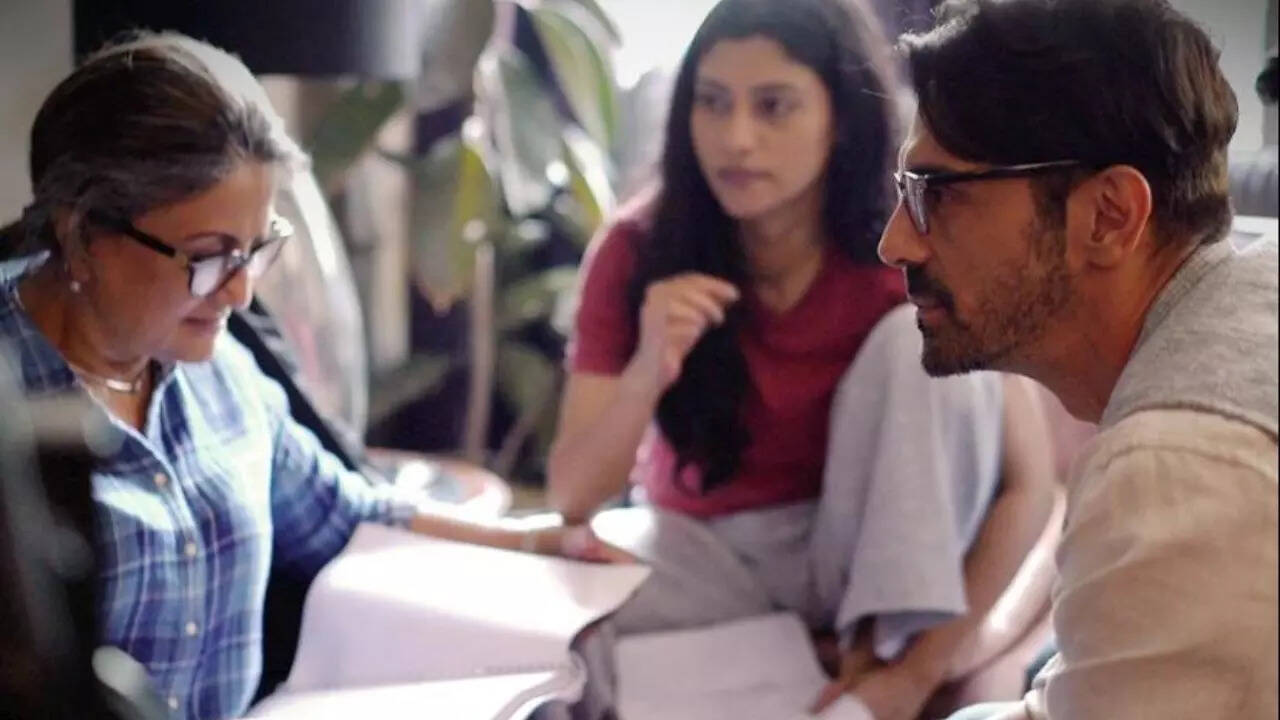 Arjun Rampal and Konkona Sen Sharma discussing a scene from The Rapist with director Aparna Sen.