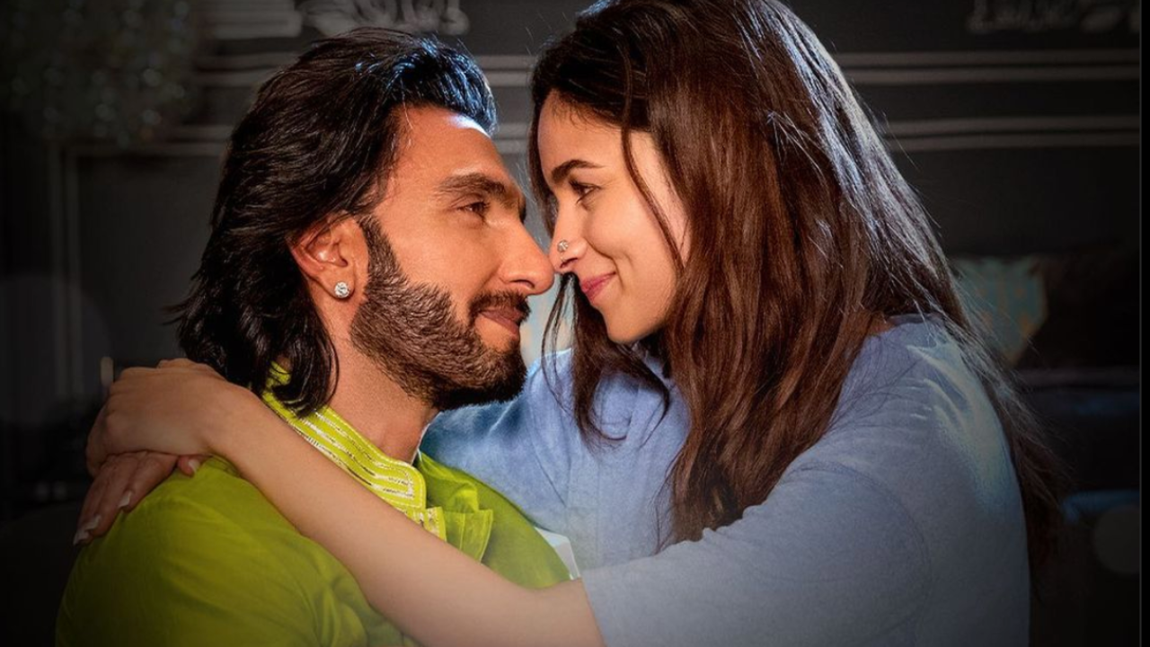 Ve Kamleya OUT! Ranveer-Rani's Romantic Number Reminds Love Comes With A Price