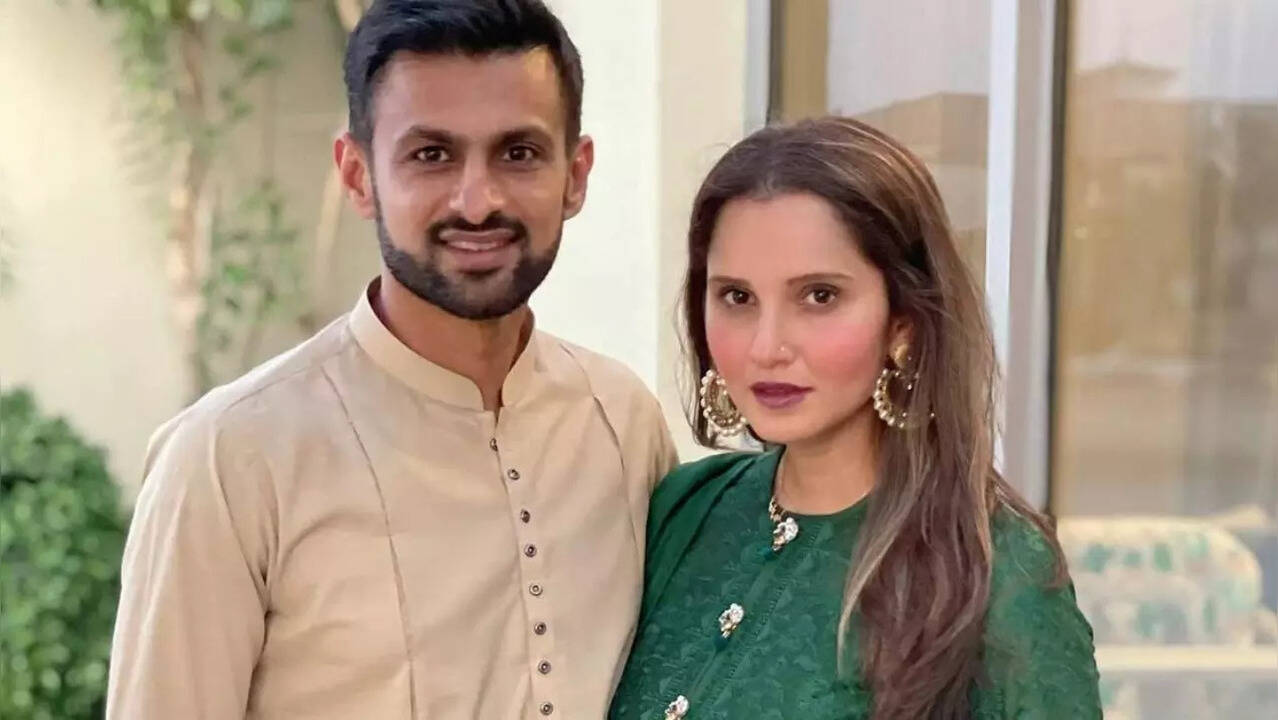 Sania Mirza, Shoaib's Divorce Rumours Fuels AGAIN As Cricketer Removes 'Husband To A Superwoman' From Instagram (Image Credit: Instagram)