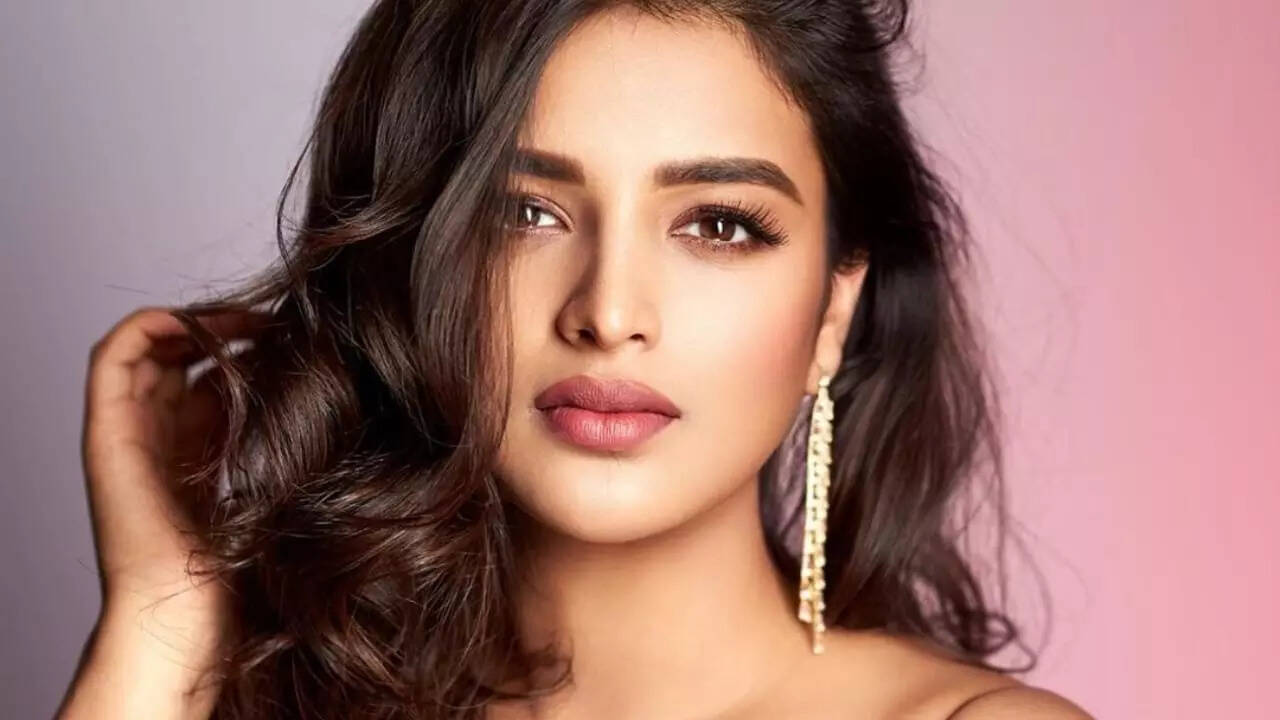 Nidhhi Agerwal