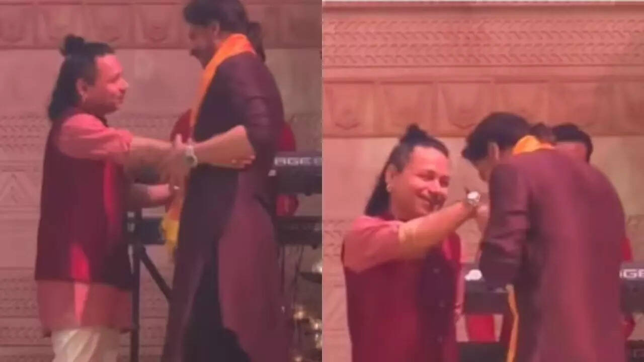 Shah Rukh Khan Hugs Kailash Kher, Kisses His Hand Post 'Bade Log Choti Harkat' Comment. WATCH (Image Credits: Instagram)