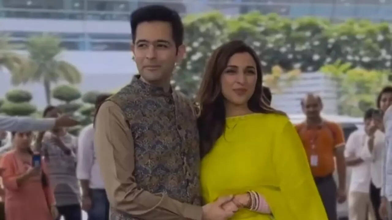 Newlyweds Parineeti Chopra, Raghav Chadha Look Adorable Together As They Arrive In Delhi. WATCH