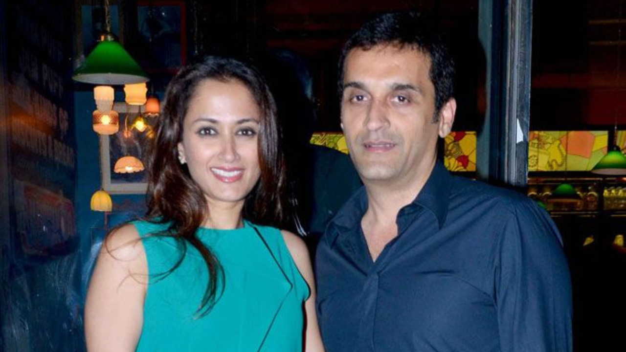 Gayatri Joshi, Husband Vikas Oberoi Return To Mumbai