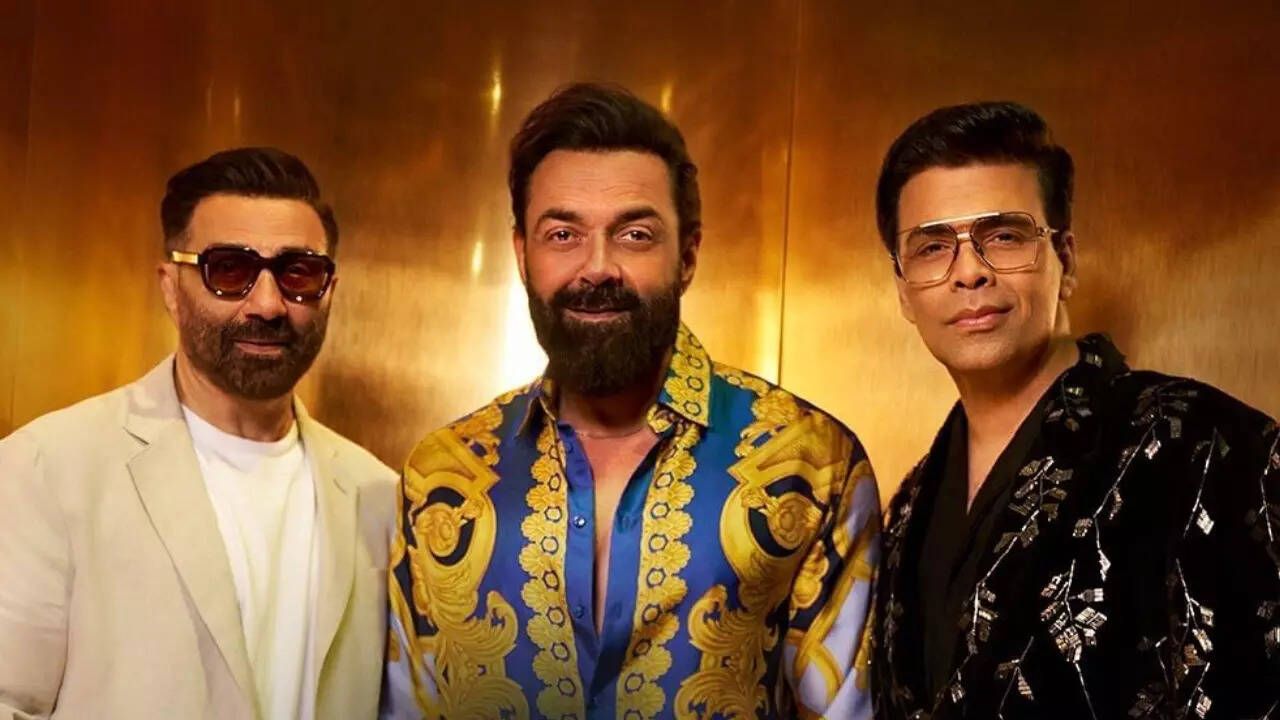 ​KWK 8: Karan Johar Welcomes Sunny, Bobby Deol, Teases Dharmendra's Kiss In RARKPK​