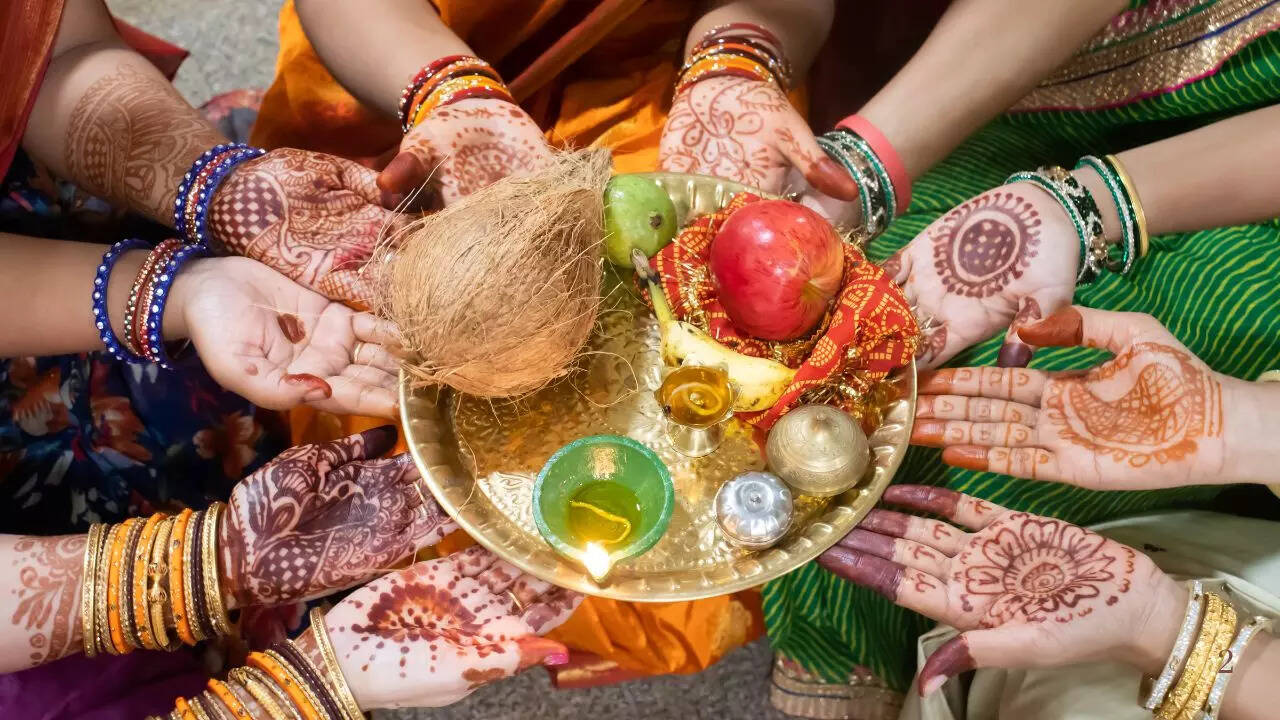 Karwa Chauth Puja Vidhi: Check Moon Rise Time in Hyderabad, Chennai and Kochi