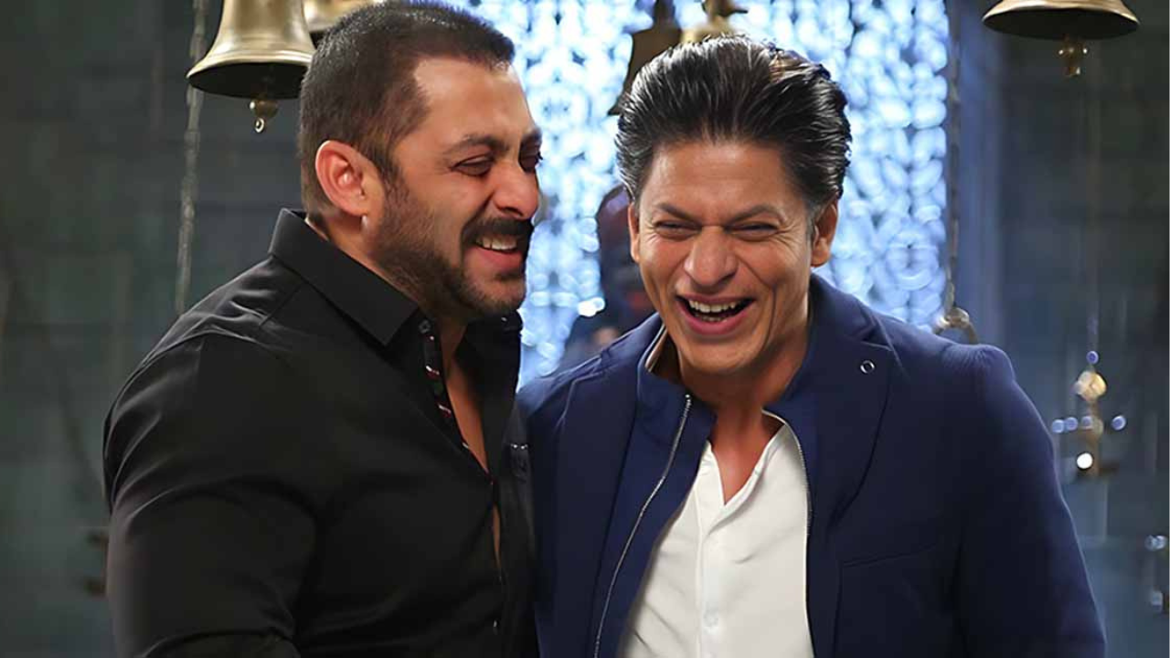 Tiger Salman Khan Poses In Style At Pathaan Shah Rukh Khan's 58th Birthday Bash