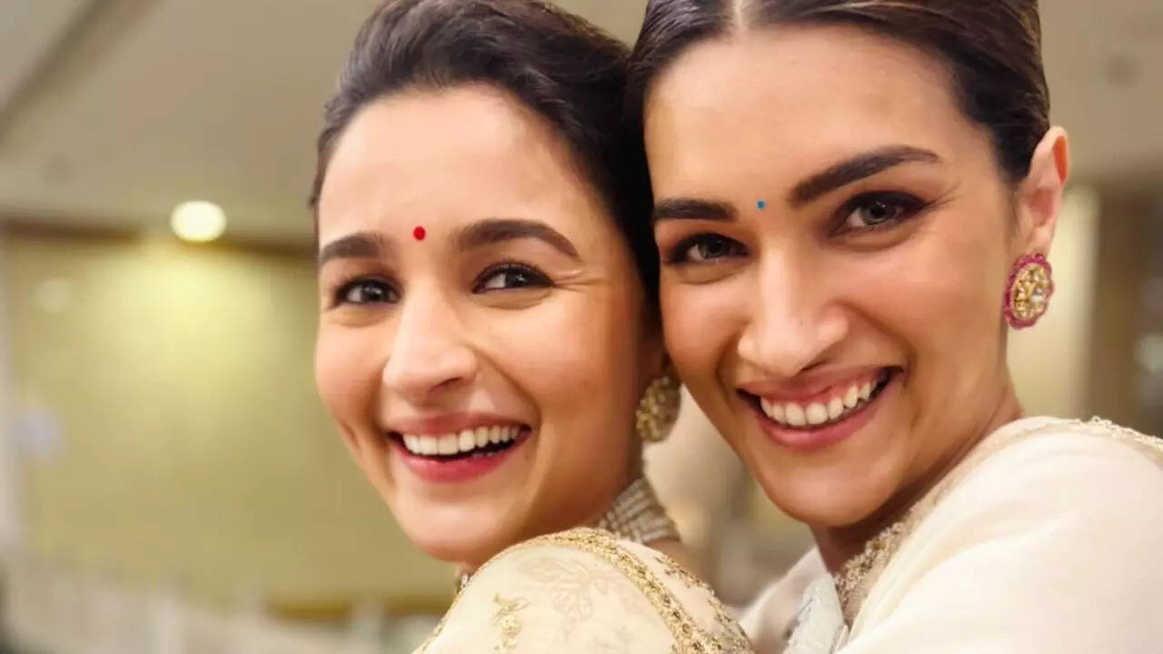 Alia Bhatt, Kriti Sanon's Emotional Moment After Their National Film Award Win Is Just So Heartwarming