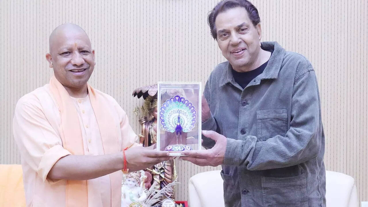 Dharmendra meets Yogi Adityanath