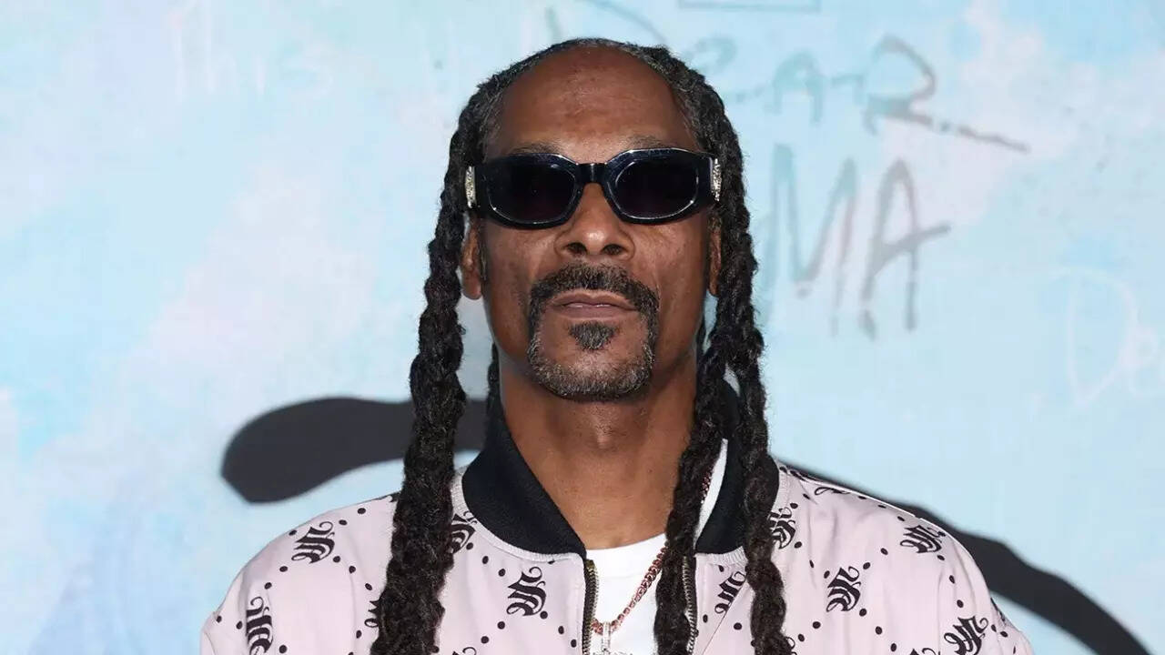 Snoop Dogg's 'I'm Giving Up Smoke' Remark Grabs Attention, Troll Says 'He's Staying Sober Till Thanksgiving'