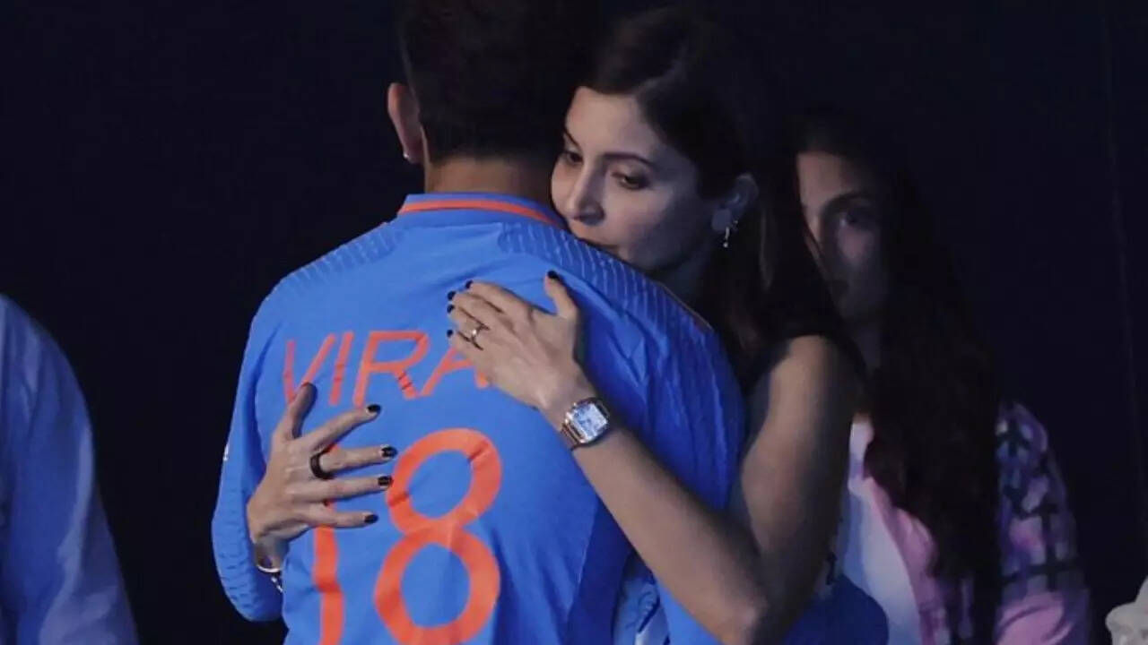 IND Vs AUS WC 2023: Anushka Sharma Hugs 'Emotional' Virat Kohli After Team Blue's Defeat. Pic Goes Viral