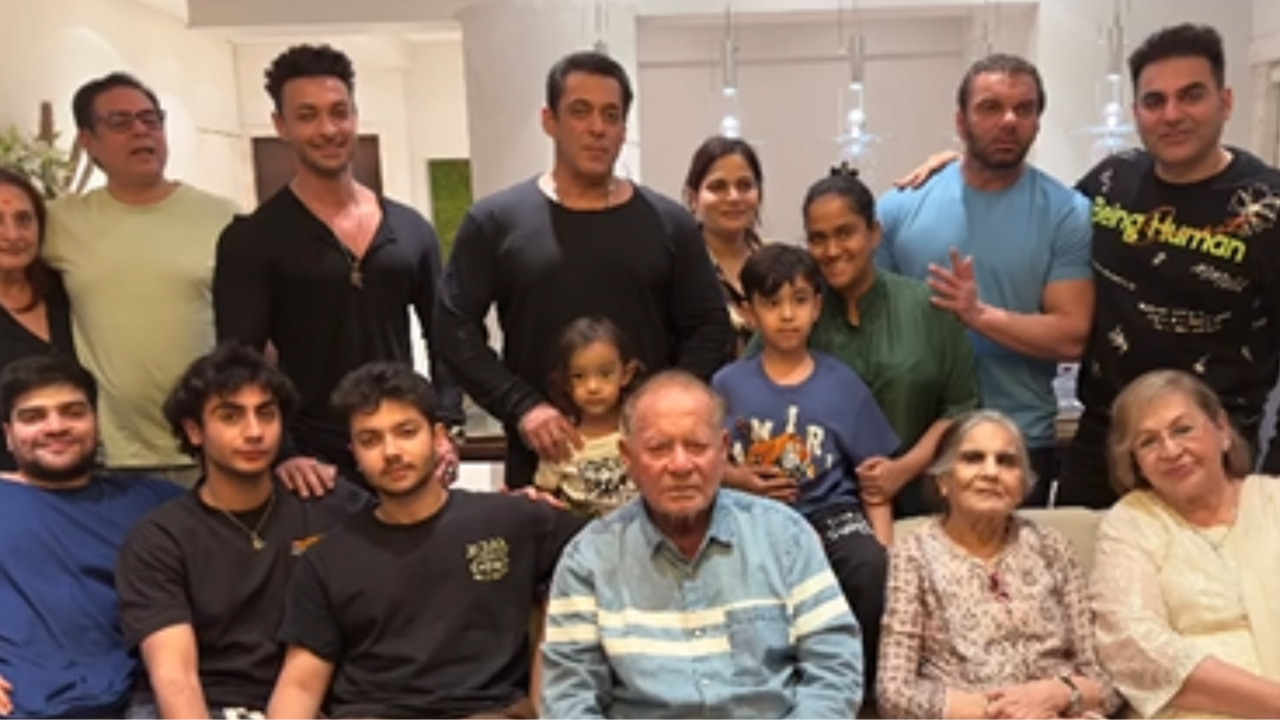 Inside Salim Khan's 89th Birthday Bash: Salman Khan Poses With Fam. Arpita, Sohail, Arbaaz, Alvira Are All Smiles