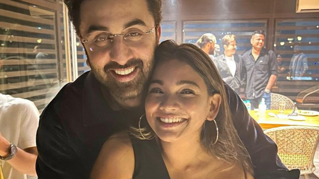 Ranbir Kapoor Poses With A Fan Girl, Cuddles Her In Viral Pic (Image Credit: Instagram)