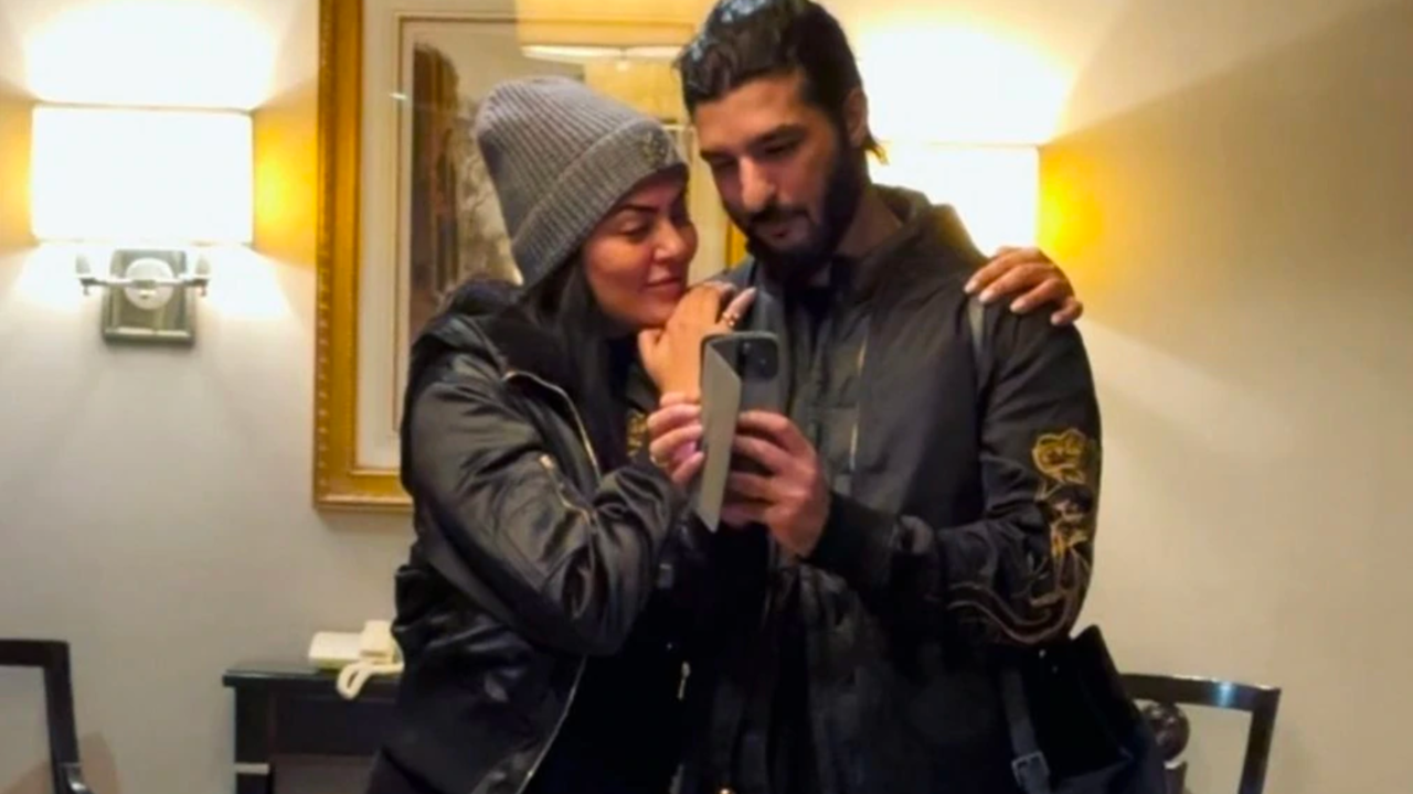 Sushmita Sen Wishes 'Babush' Rohman Shawl On His Birthday, Shares COZY Pic