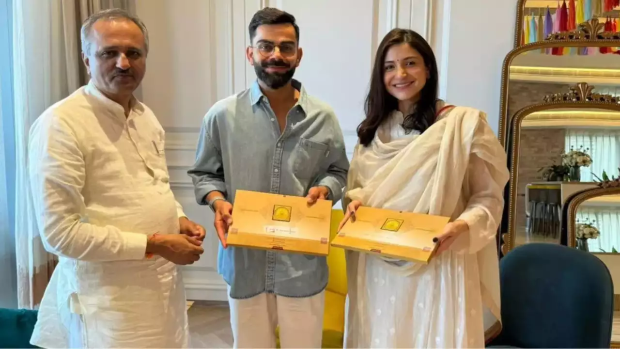 Baby Bump SPOTTED! Anushka Sharma, Virat Kohli's Ram Mandir Invitation PIC Goes Viral