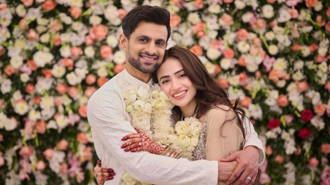 Shoaib Malik, Sana Javed Drop UNSEEN Wedding Pic, Netizens Say 'Allah Made Us In Pairs, Not Groups'