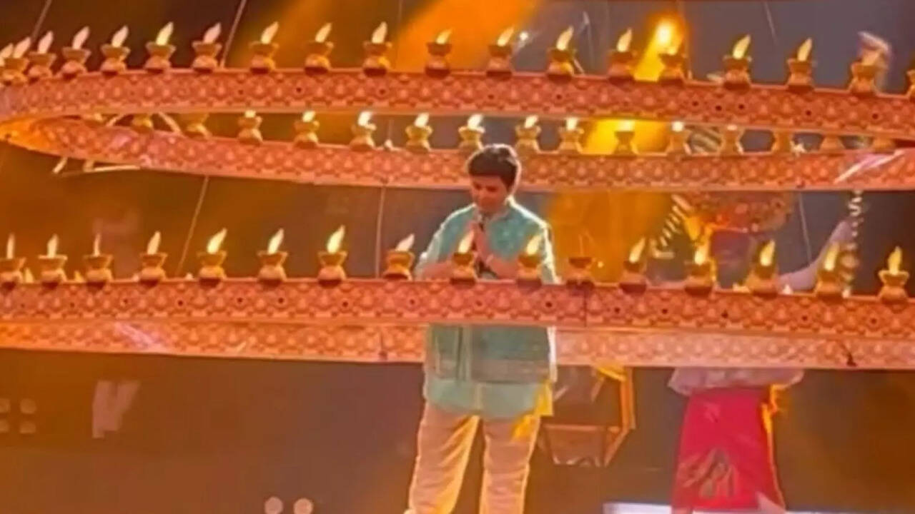 Filmfare Awards 2024: Falguni Pathak Lights Stage On Fire ; Literally!