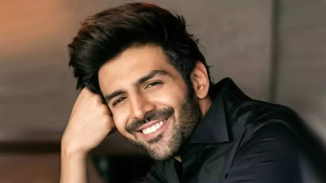 Filmfare Awards 2024: Kartik Aaryan Fans Break Barricade To Meet Him - Watch His SHOCKING Reaction