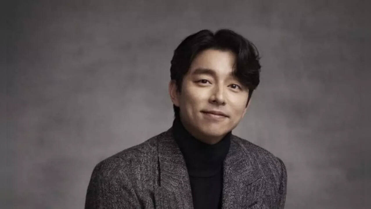 Gong Yoo Mourns the Passing of His Father: Family Gathers for Funeral