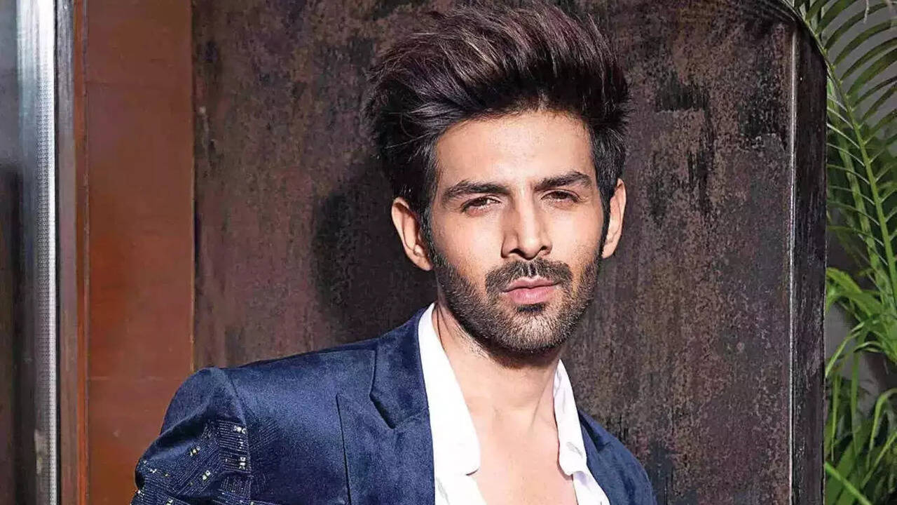 Kartik Aaryan Meets Die-Hard Fan Who Cycled 1000 km to meet him. Watch Video