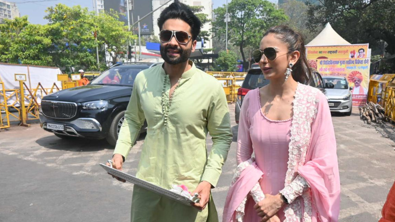 Rakul Preet Singh, Jaccky Bhagnani Offer Prayers At Siddhivinayak Temple Ahead Of Wedding, Netizens Say 'Jodi No. 1'