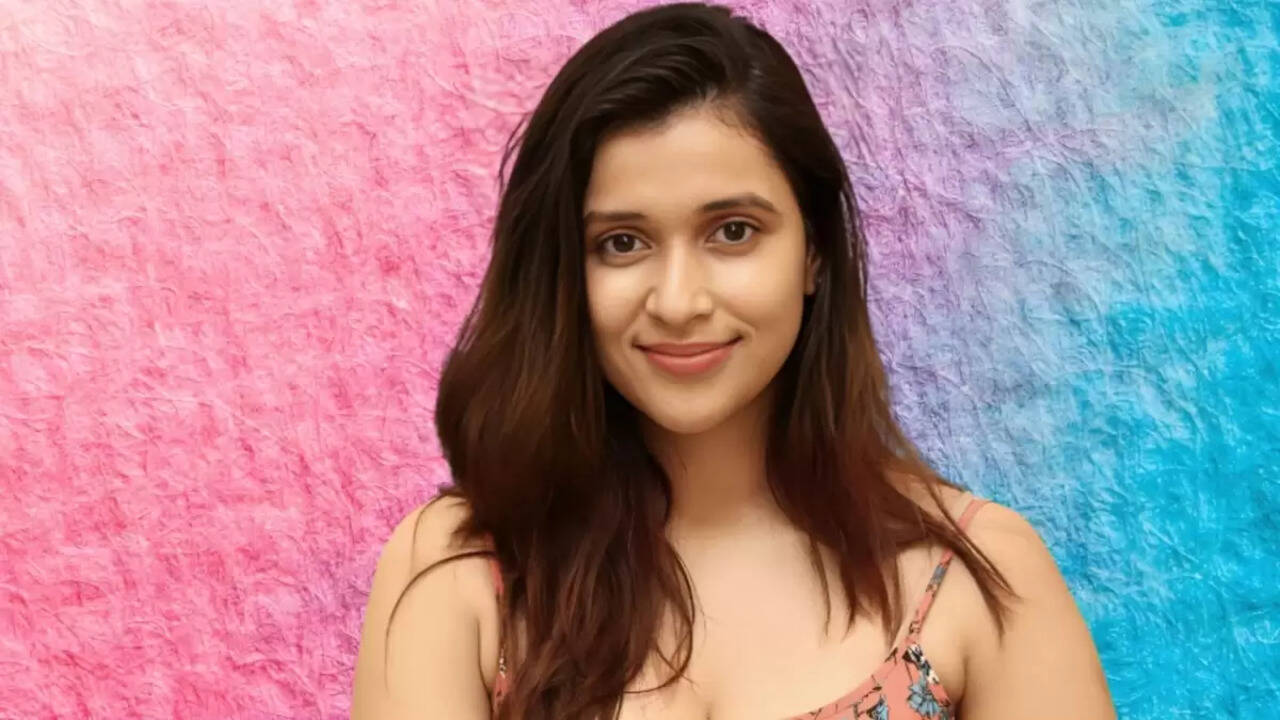 Mannara Chopra calls Akasa Air Worst Airline To Travel, Airline Reacts To Her Tweet