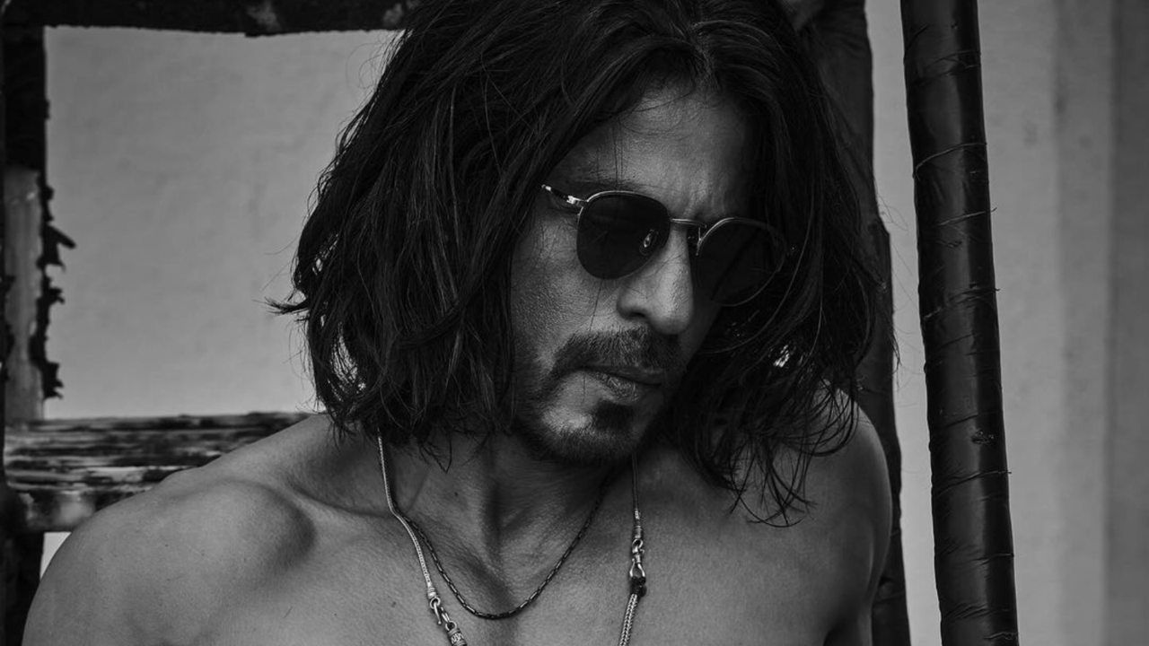 Shah Rukh Khan Flaunts His Washboard Abs In Hot Shirtless Pics That Demand Your Attention