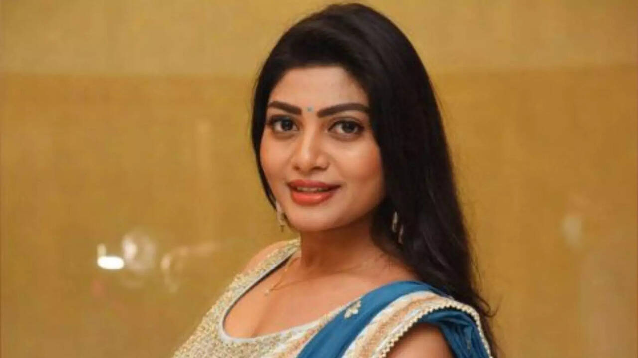 ​Telugu Actress Sowmya Janu Verbally Harasses Traffic Home Guard For Simply Doing His Job