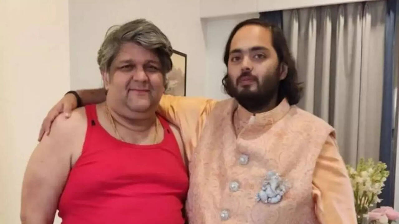 Groom Anant Ambani's FIRST Pic Out: Mukesh Ambani's Son Wears Traditional Fit, Don't Miss Ganesh Brooch