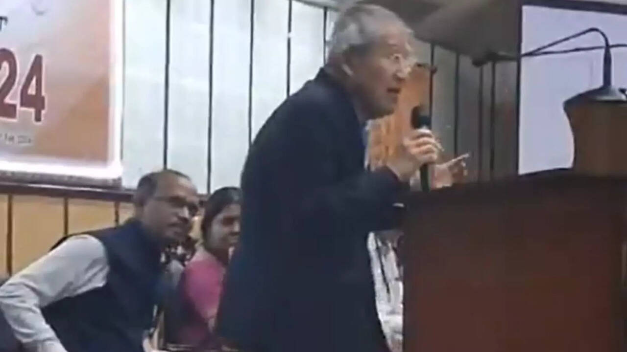 ​77-Year-Old Japanese Mitsubishi Executive Livens An Audience Full Of Students, Professors With His Rendition Of A Tamil Song, WATCH