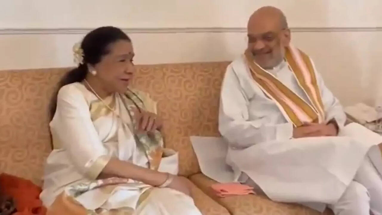 Asha Bhosle Mesmerizes with Abhi Na Jao Chhod Kar, Shares Musical Moment with Home Minister Amit Shah in Mumbai