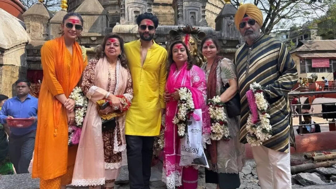 ​Newlyweds Rakul Preet Singh, Jackky Bhagnani Offer Prayers At Kamakhya Devi Temple, See Pics